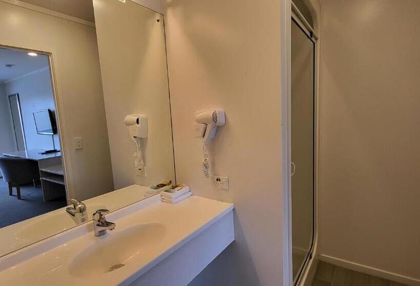 스탠다드 스튜디오, Manukau Motor Lodge