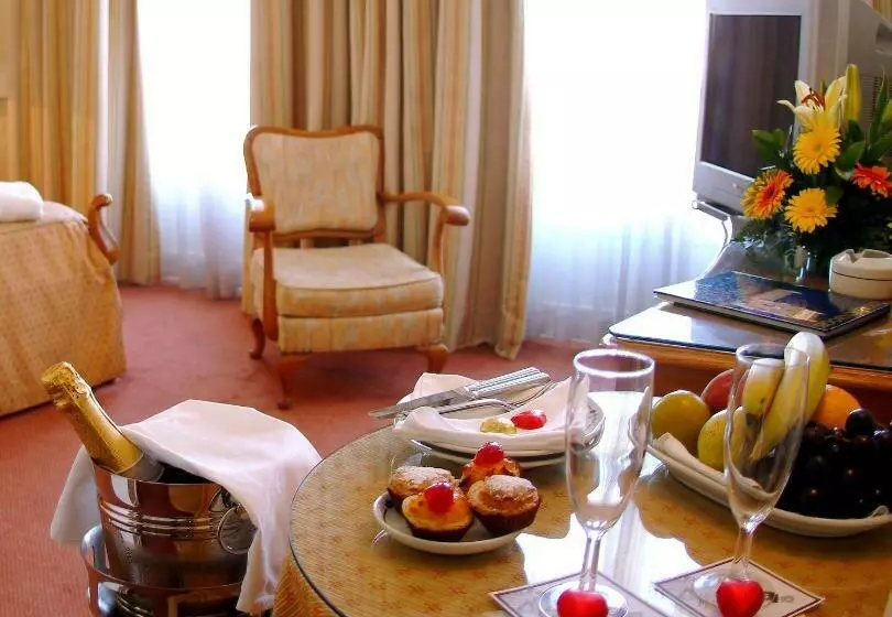 اتاق رمانتیک, Metropole