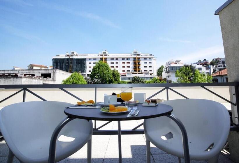 غرفة قياسية مزوَّدة بشُرفة, Navarras