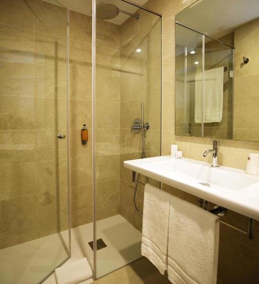 غرفة قياسية مطلة على المدينة, Navarras