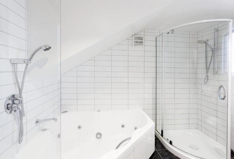 סוויטה עם נוף לנהר, Tides