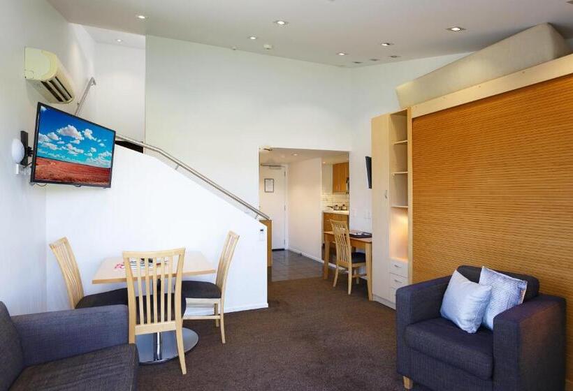 סוויטה עם נוף לנהר, Tides