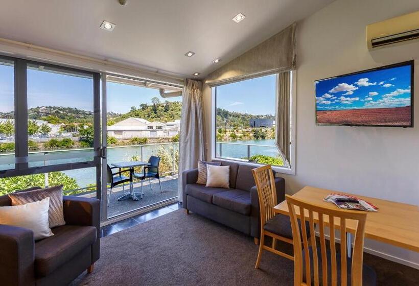 סוויטה עם נוף לנהר, Tides