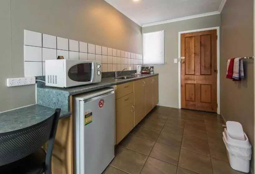 استودیوی استاندارد, Manuka Crescent Motel