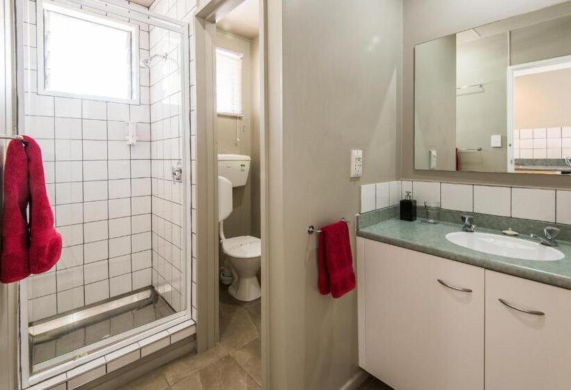 スタンダードスタジオ, Manuka Crescent Motel