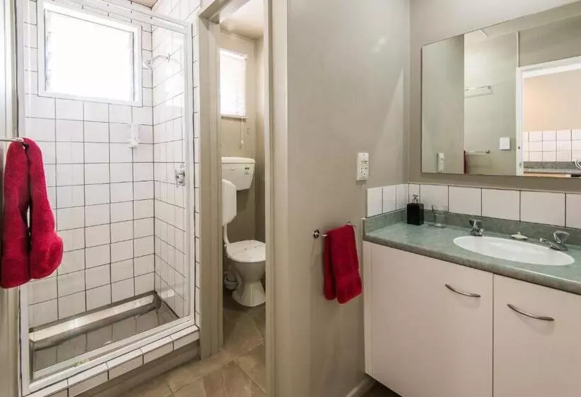 استودیوی استاندارد, Manuka Crescent Motel