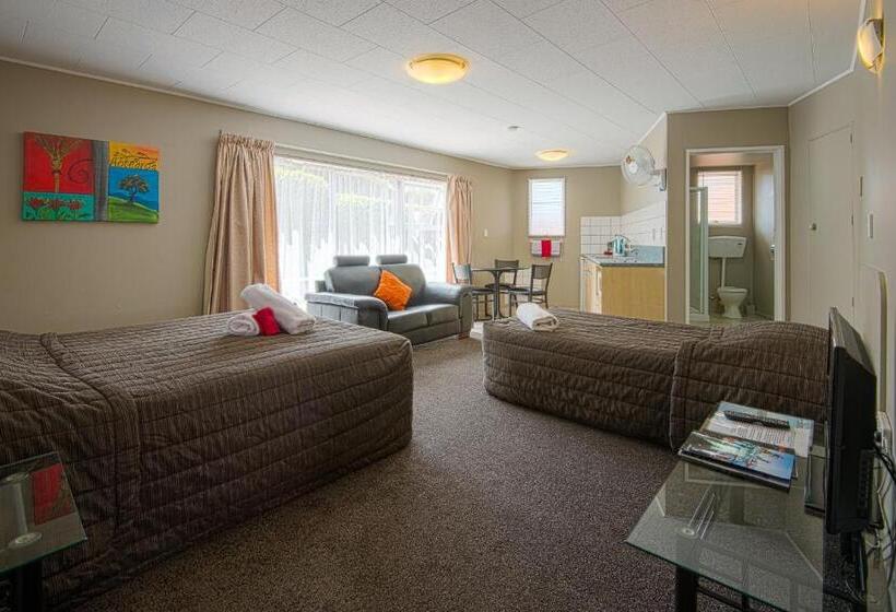 스탠다드 스튜디오, Manuka Crescent Motel