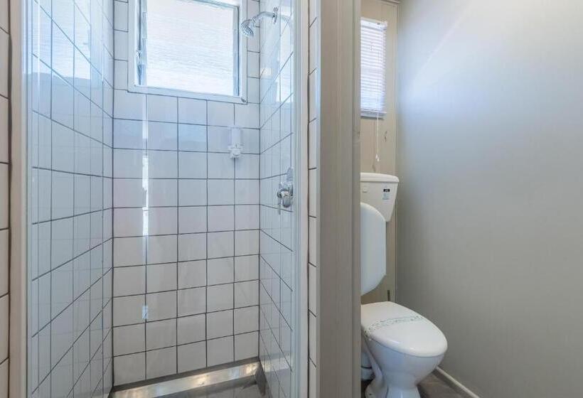 スタンダードスタジオ, Manuka Crescent Motel