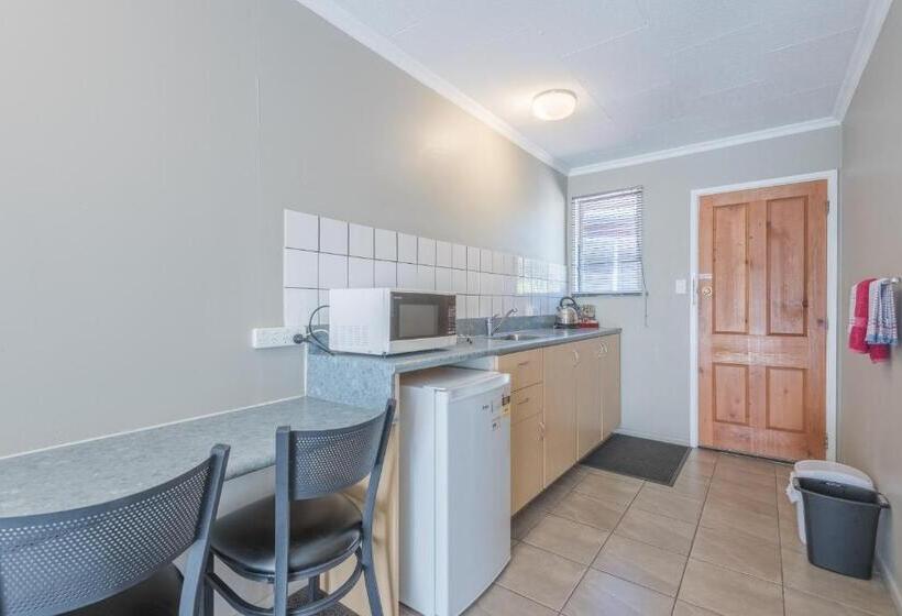 スタンダードスタジオ, Manuka Crescent Motel