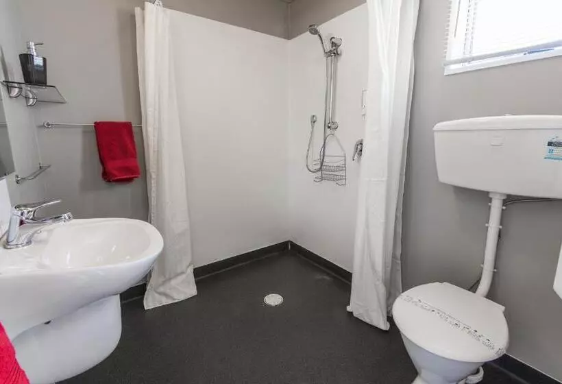استودیوی کلاسیک, Manuka Crescent Motel