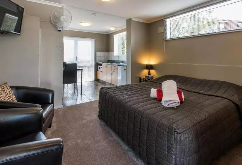 استودیوی کلاسیک, Manuka Crescent Motel