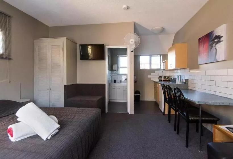 استودیوی کلاسیک, Manuka Crescent Motel