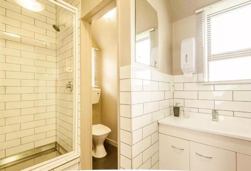 استودیوی کلاسیک, Manuka Crescent Motel