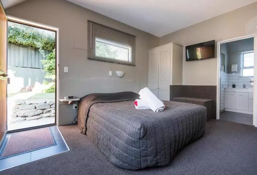 استودیوی کلاسیک, Manuka Crescent Motel