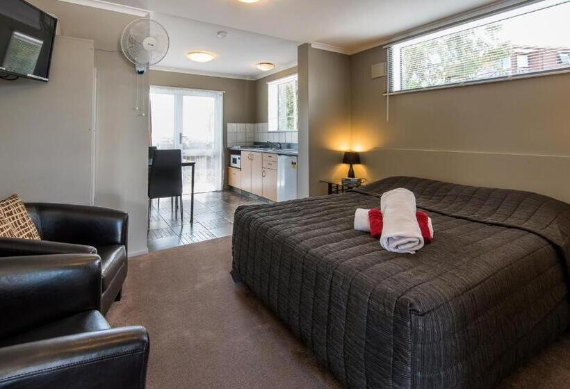 クラシックスタジオ, Manuka Crescent Motel