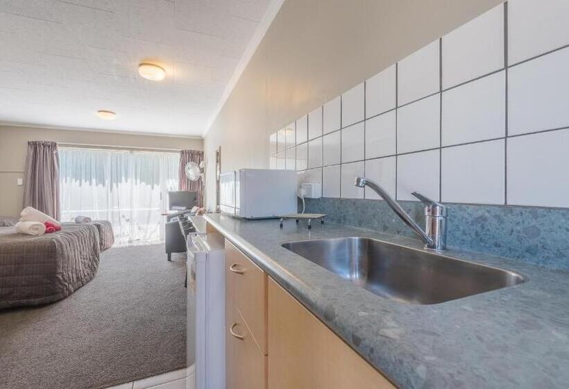 スタンダードスタジオ, Manuka Crescent Motel