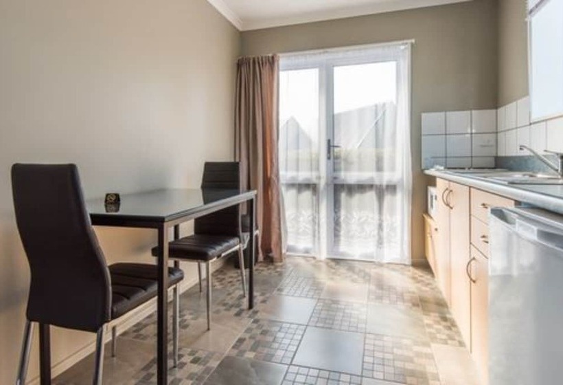 クラシックスタジオ, Manuka Crescent Motel