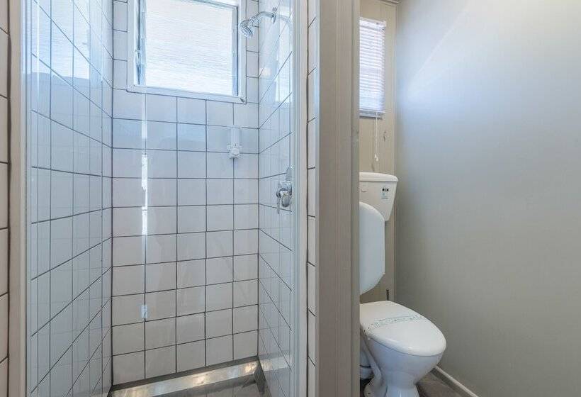 スタンダードスタジオ, Manuka Crescent Motel