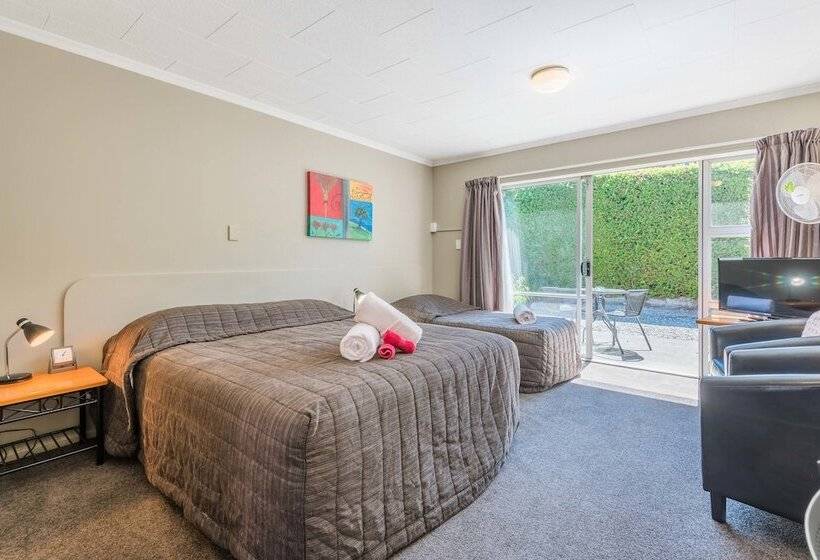 スタンダードスタジオ, Manuka Crescent Motel