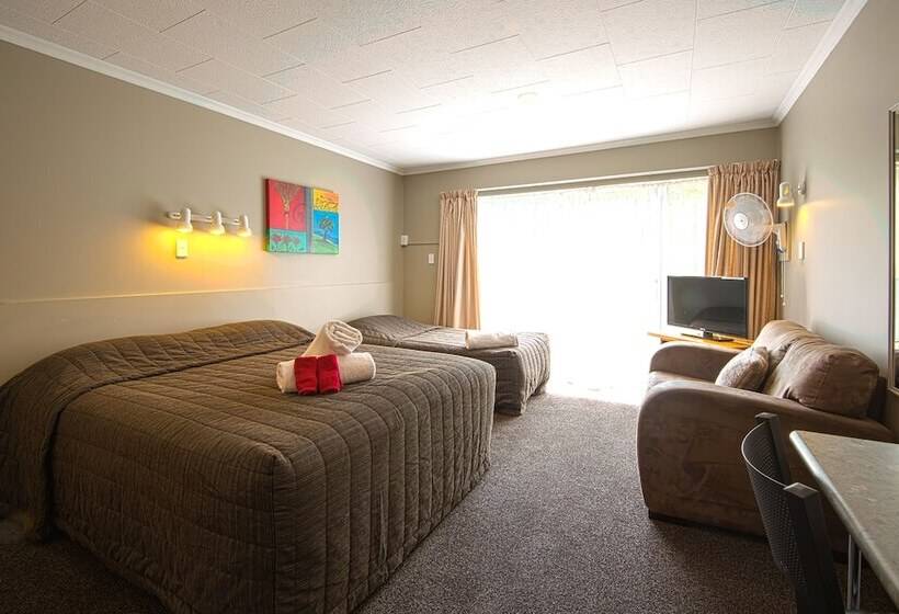 스탠다드 스튜디오, Manuka Crescent Motel