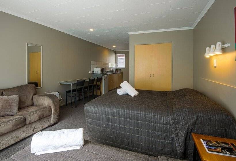 スタンダードスタジオ, Manuka Crescent Motel