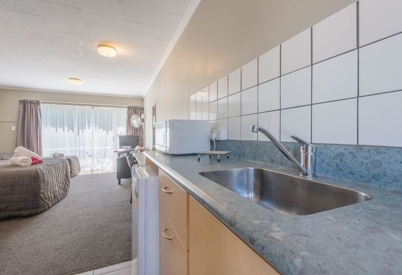 스탠다드 스튜디오, Manuka Crescent Motel