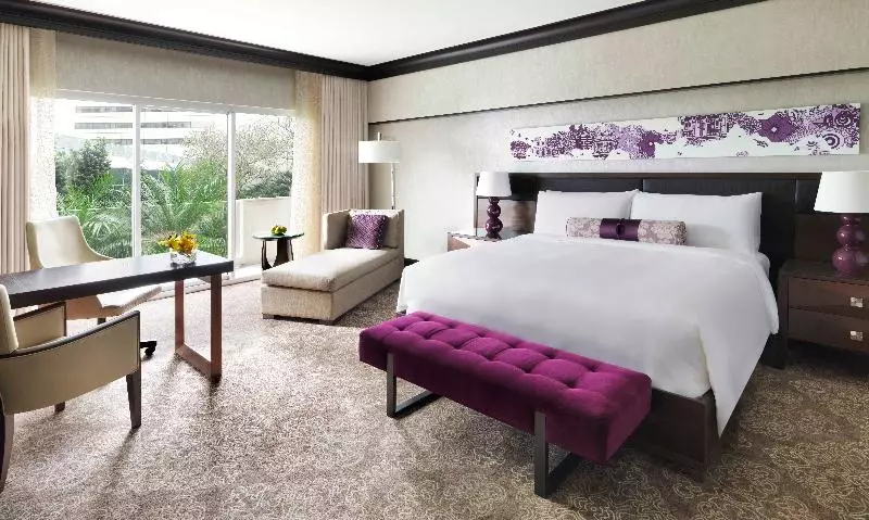 Standard Room King Size Bed, Fairmont Singapore