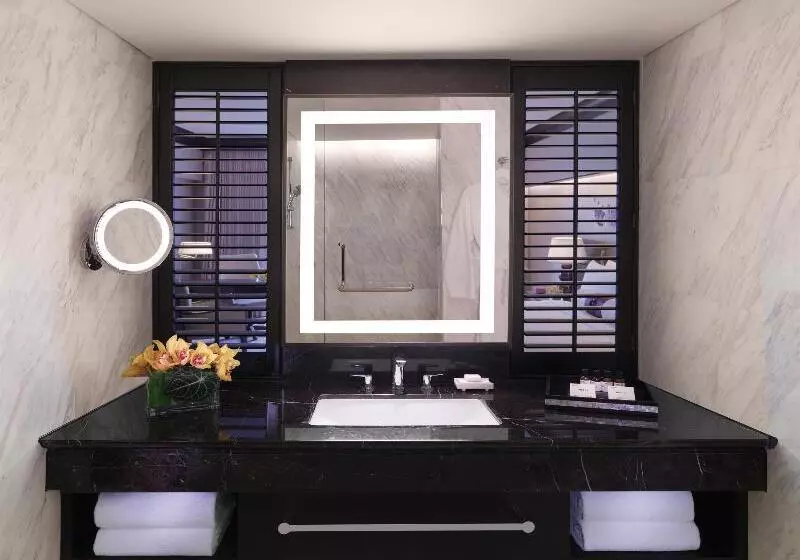 Suite King Bed, Fairmont Singapore