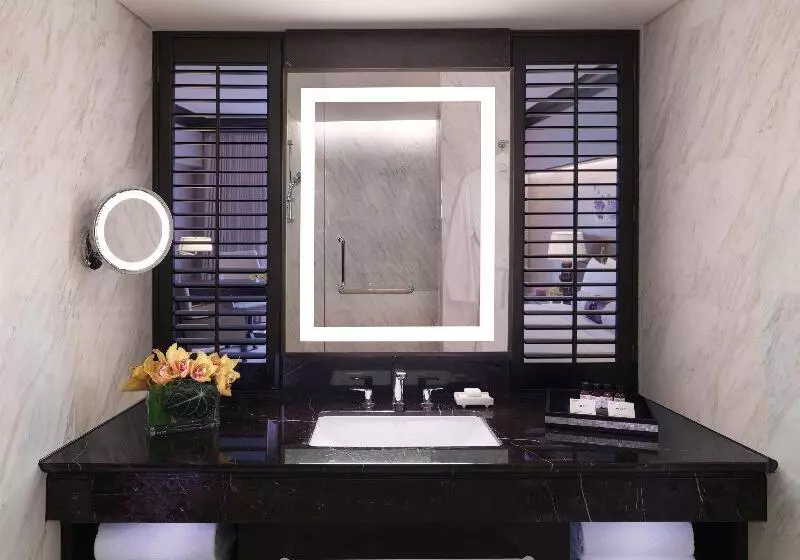 Standard Room King Size Bed, Fairmont Singapore