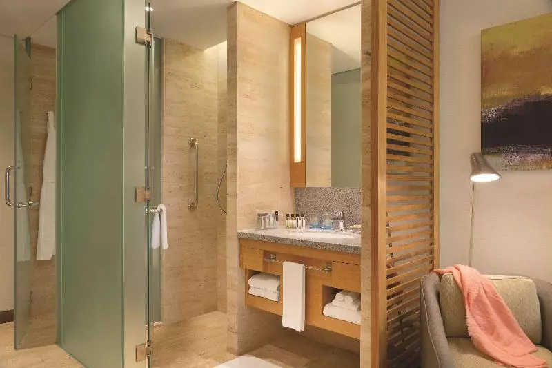 Club Room King Bed, Jen Singapore Orchardgateway By Shangrila