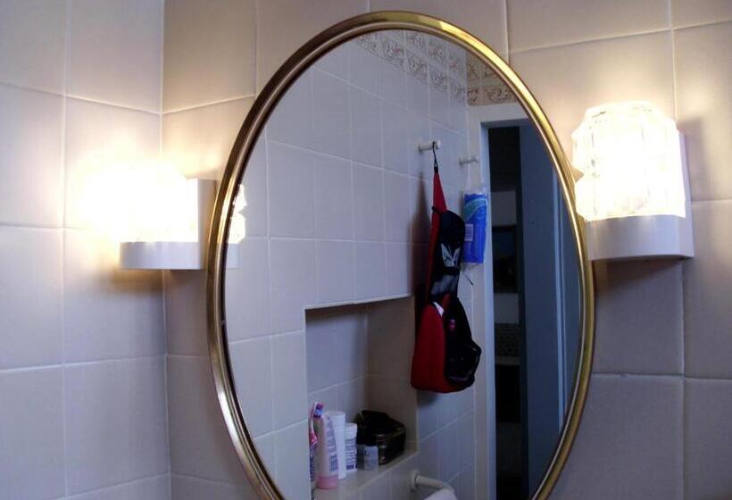 חדר סטנדרט לשלושה, Savoy Hotel Kimberley