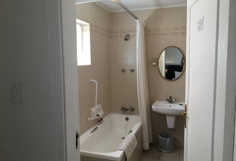 חדר סטנדרט לשלושה, Savoy Hotel Kimberley