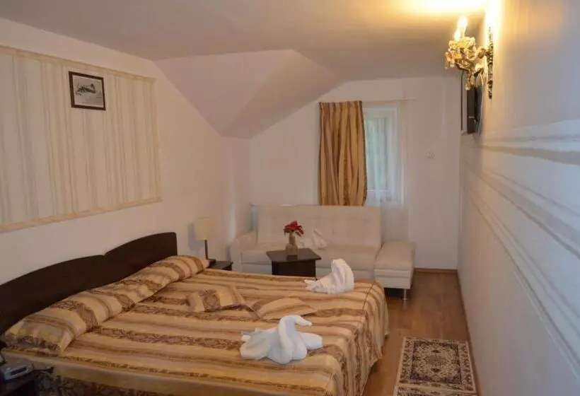 Comfort Kolmen Hengen Huone, Hanul Izvorul Rece Sinaia