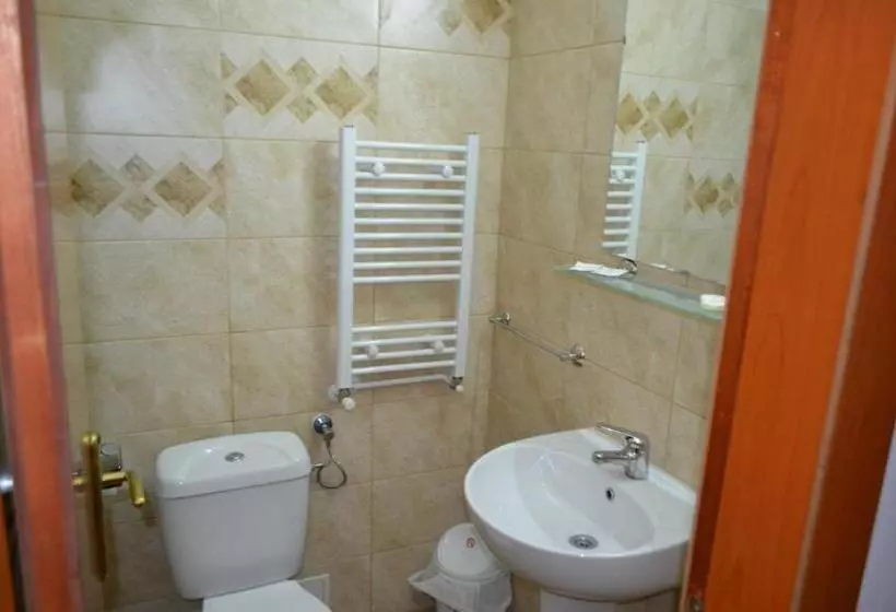Comfort Kolmen Hengen Huone, Hanul Izvorul Rece Sinaia