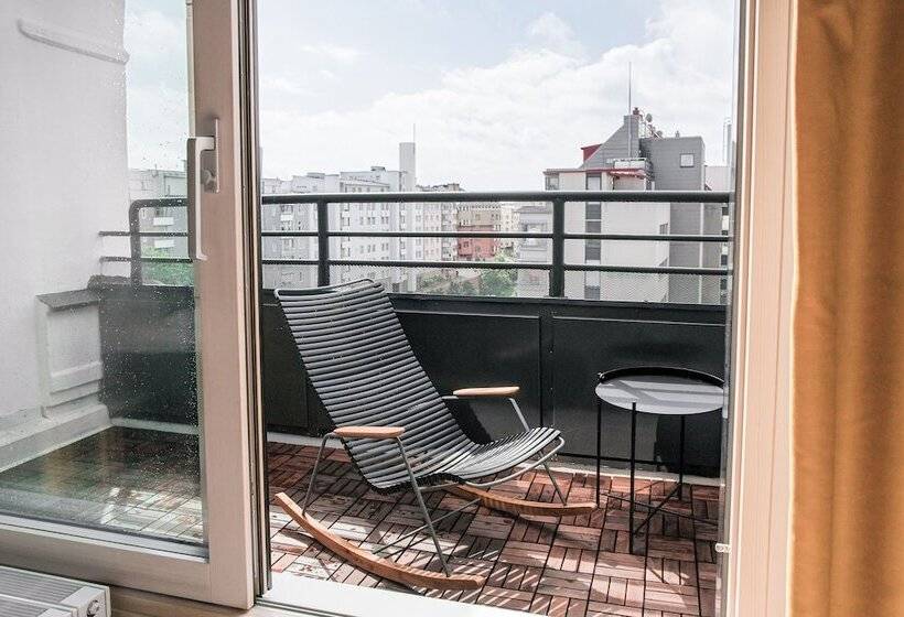 标准单人间, Helka