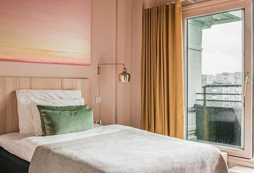 标准单人间, Helka