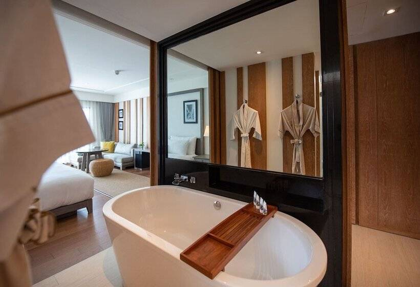 غرفة قياسية مطلّة علي البحر, The Nai Harn