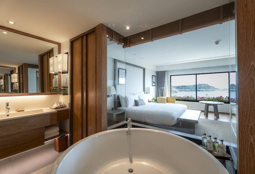 סוויטה מלכותית, The Nai Harn