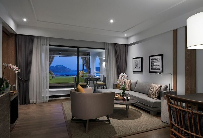 סוויטה מלכותית, The Nai Harn