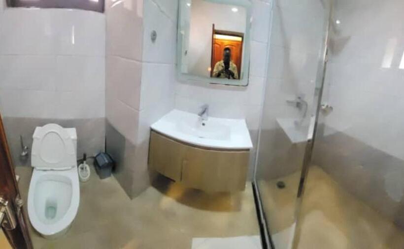 اتاق استاندارد, Acholi Inn