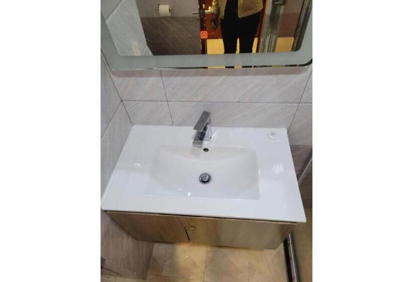 اتاق استاندارد, Acholi Inn