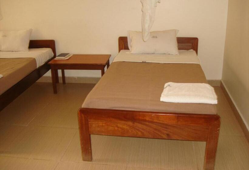 اتاق استاندارد سه نفره, Acholi Inn