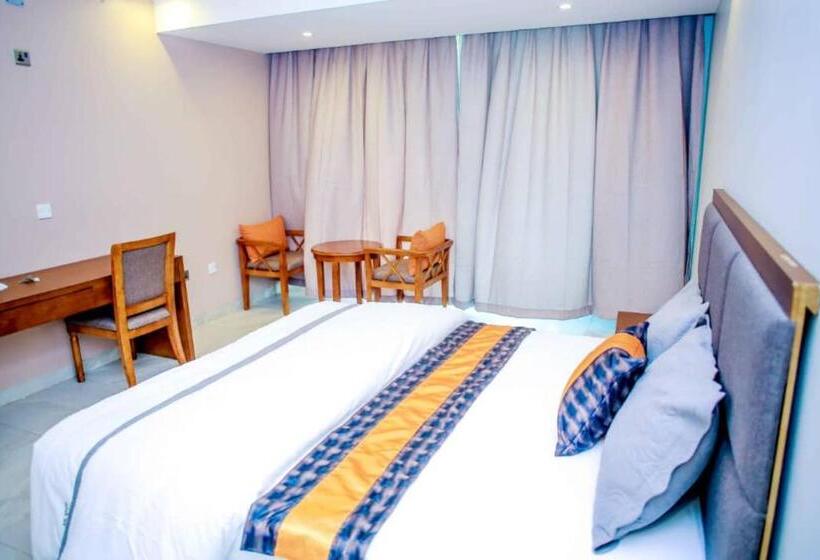 اتاق استاندارد سه نفره, Acholi Inn