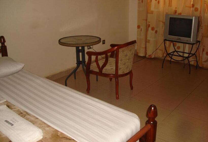 اتاق خانوادگی, Acholi Inn