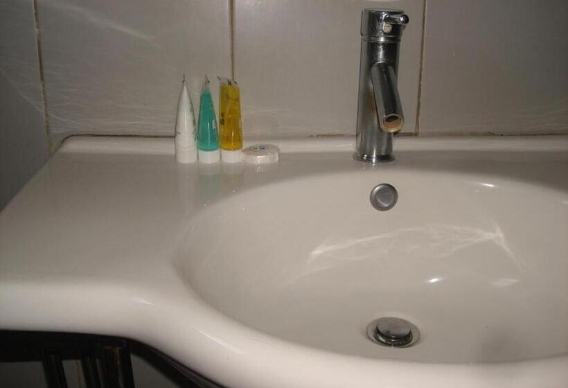 اتاق خانوادگی, Acholi Inn