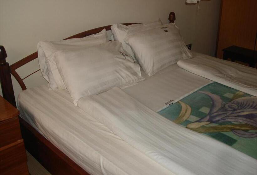 اتاق خانوادگی, Acholi Inn