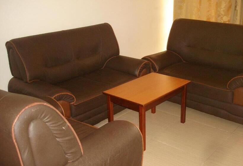 اتاق خانوادگی, Acholi Inn