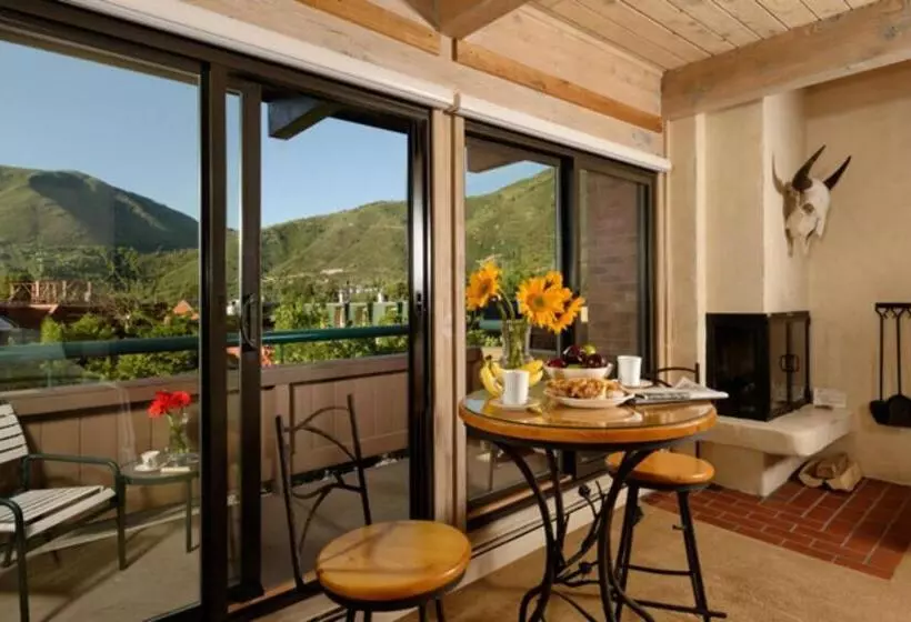 استودیوی استاندارد, Aspen Square Condominium
