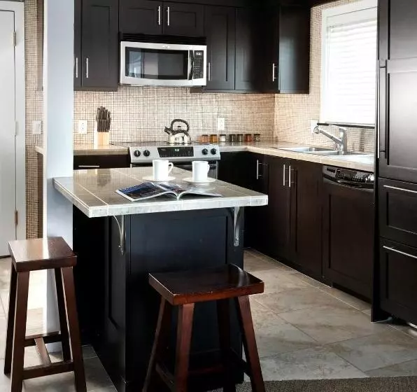 استودیوی استاندارد, Aspen Square Condominium