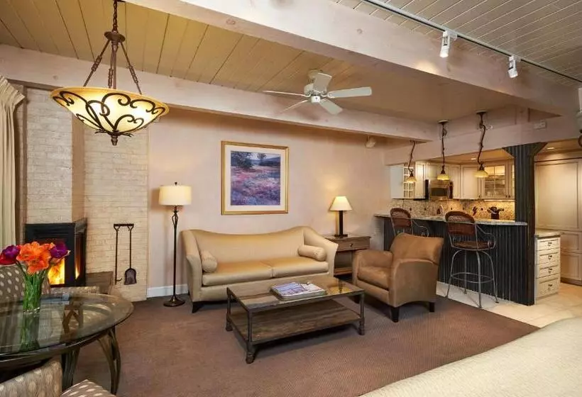 استودیوی استاندارد, Aspen Square Condominium